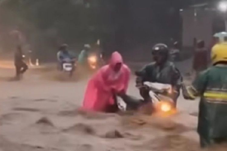 Banjir di jalan Raya Abepura depan CV Thomas, Entrop, Distrik Jayapura Selatan, Kota Jayapura, Kamis sore (20/7/2023).