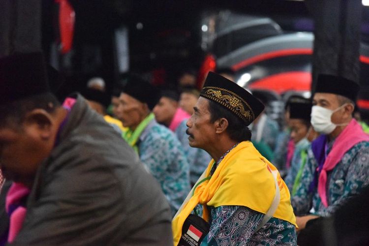 CJH mendengarkan arahan Bupati Lumajang Thoriqul Haq sebelum diberangkatkan ke tanah suci, Rabu (15/6/2022)