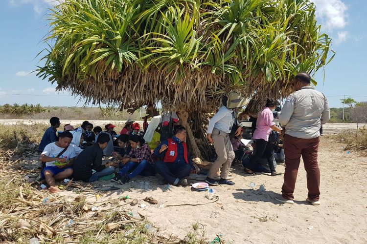 Di Pohon Pandan yang berada di pinggir pantai di Desa Letbaun, Kecamatan Semau, Kabupaten Kupang, Nusa Tenggara Timur (NTT), menjadi satu-satunya tempat yang bisa mengakses jaringan telepon seluler