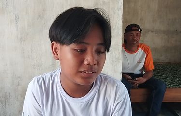 Perjuangan Bocah di Kediri Rawat Ayah Ibunya yang Stroke, Terpaksa ...