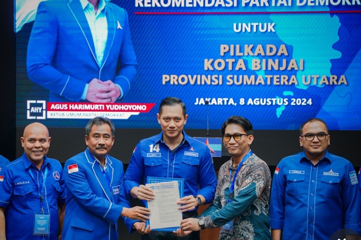 Ketua Umum Partai Demokrat, Agus Harimurti Yudhoyono saat menyerahkan rekomendasi dukungan Pilwalkot Binjai ke Amir Hamzah (dua dari kiri) dan Hasanul Jihadi (dua dari kanan) 
