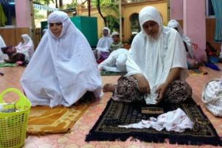 Sebagian besar masjid di Myanmar melarang para perempuan menjalankan ibadah shalat di dalam masjid. Kebiasaan ini berawal dari India tempat sebagian besar ulama asal Myanmar menuntut ilmu agama.