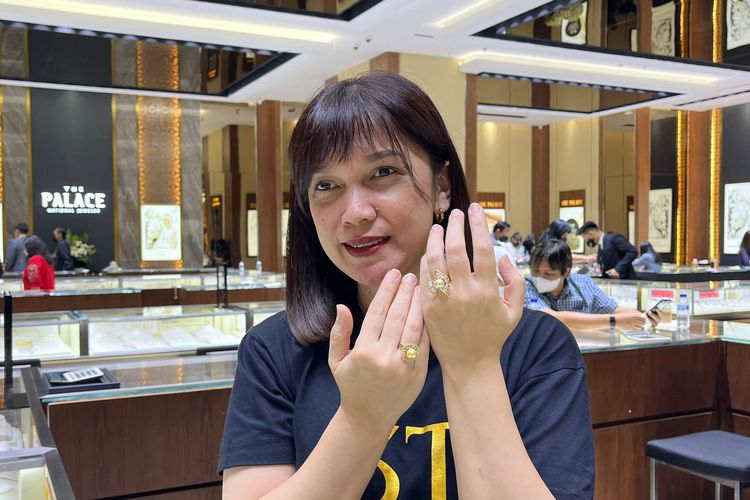 Jelita Setifa, General Manager The Palace Jeweler, saat memperlihatkan koleksi cincin dari Samuel Wattimena 