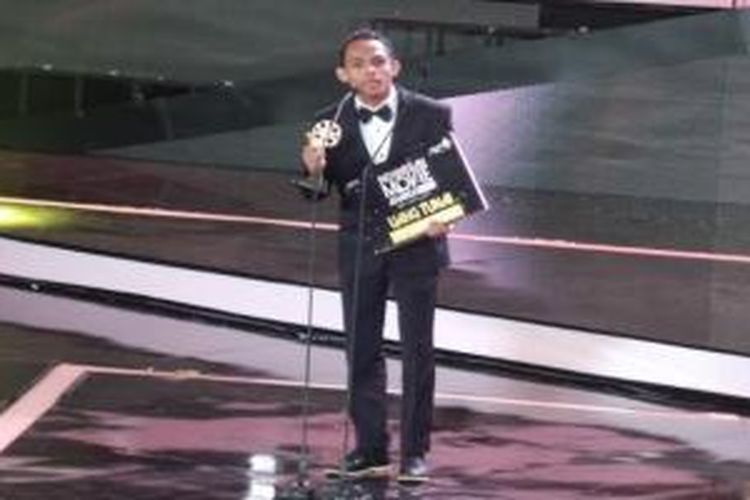 Bebeto Leutually, peraih penghargaan Indonesian Movie Awards 2015 untuk kategori Pendatang Baru Terbaik, diabadikan ketika menyampaikan pidato kemenangannya di Balai Sarbini, Jakarta Selatan, Senin (18/5/2015).