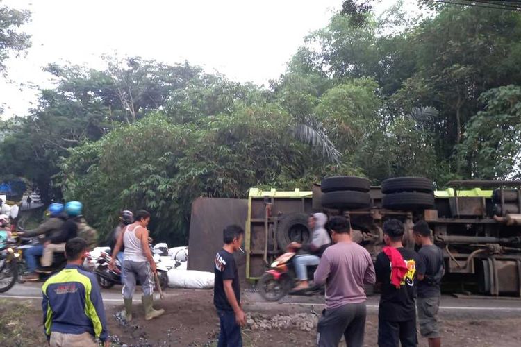 Dua truk terbalik di jalur Jalan Cirebon-Bandung, tepatnya di wilayah Paseh, Sumedang, Jabar, Senin (30/12/2024). Arus lalu lintas macet total, polisi berlakukan buka tutup jalan. DOK. HUMAS POLRES SUMEDANG