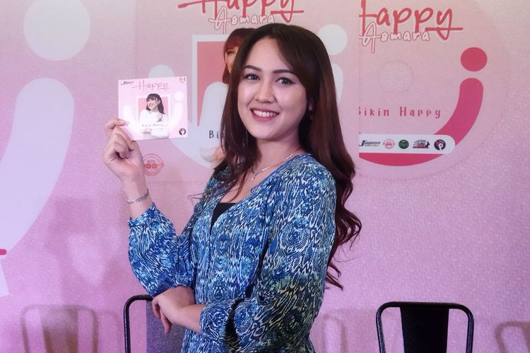 Penyanyi dangdut Happy Asmara saat ditemui di kawasan Kemang Jakarta Selatan pada Jumat (4/3/2022) dalam acara launching album bertajuk Bikin Happy. 