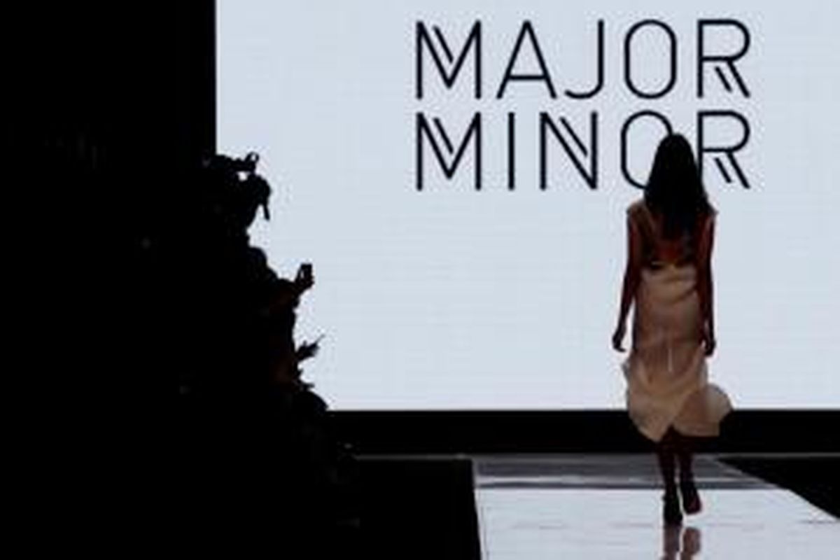Model memperagakan busana rancangan Major Minor dalam acara Jakarta Fashion Week (JFW) 2014 di Senayan City, Jakarta, Sabtu (19/10/2013). JFW 2014 akan berlangsung hingga 25 Oktober.