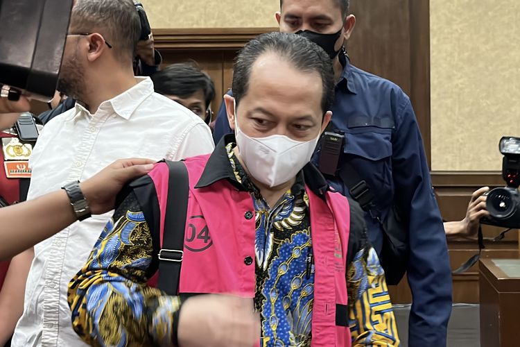 Mantan Tenaga Ahli Human Development (Hudev) Universitas Indonesia Yohan Suryanto memasuki ruang sidang M Hatta Ali Pengadilan Tipikor Jakarta, Selasa (18/7/2023).