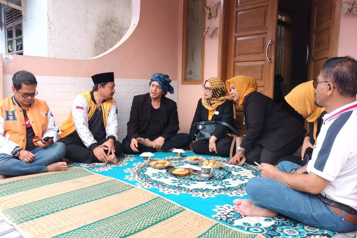 Dicky Candra membantu mengenalkan adiknya kepada warga Cihaurbeuti, Jumat (18/8/2023). Adiknya itu berencana ikut Pileg di Kabupaten Ciamis.