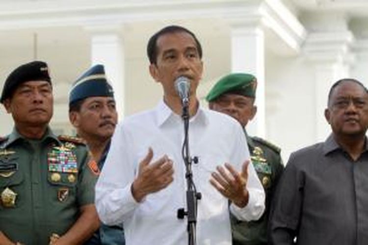 Presiden Joko Widodo didampingi Panglima TNI, Kapolri, Kepala BIN, Kepala Staf Angkatan Darat, Kepala Staf Angkatan Laut, dan Kepala Staf Angkatan Udara menggelar jumpa pers di halaman belakang Istana Merdeka, Jakarta Pusat, Rabu (22/10/2014). Jumpa pers ini terkait pembaharuan alutsista, intelejen negara, dan juga kesejahteraan anggota TNI dan Polri.