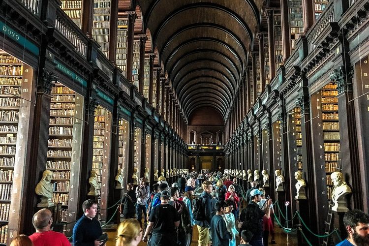 Ilustrasi Ruang Panjang di Perpustakaan Trinity College Dublin di Dublin, Irlandia.