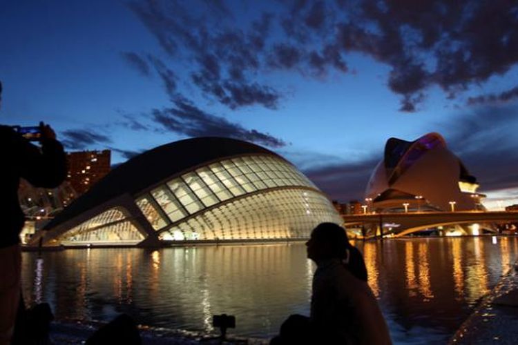 Menikmati senja di LHemisferic atau planetarium di kompleks City of Arts and Sciences, Valencia.