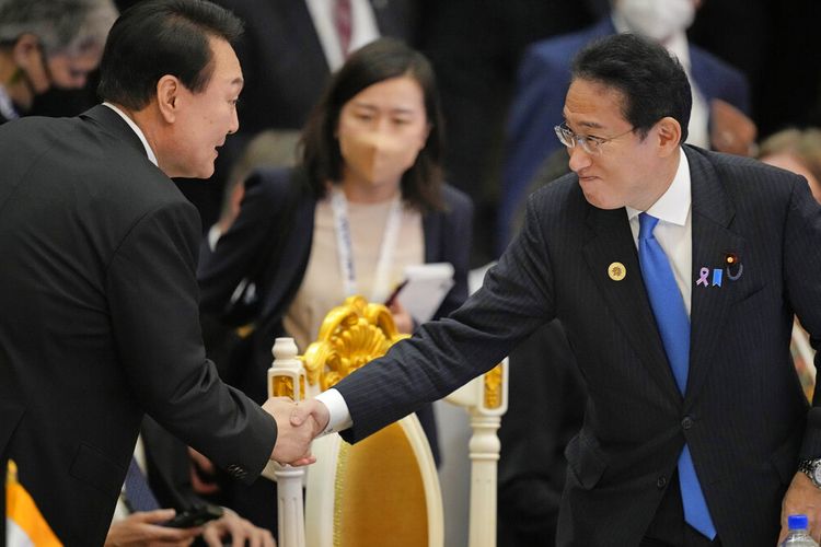 Perdana Menteri Jepang Fumio Kishida, kanan, berjabat tangan dengan Presiden Korea Selatan Yoon Suk Yeol selama KTT ASEAN -Asia Timur di Phnom Penh, Kamboja, Kamboja, Minggu, 13 November 2022. Perdana Menteri Jepang Fumio Kishida telah menerima tiga pengunduran diri dari menteri di kabinetnya.