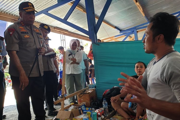 Kapolda Papua Irjen Paulus Waterpau sedang mendengar cerita dari Fuad, Warga Wamena, Kabupaten Jayawijaya, yang saat ini mengungsi di Jayapura, Selasa (1/10/2019)