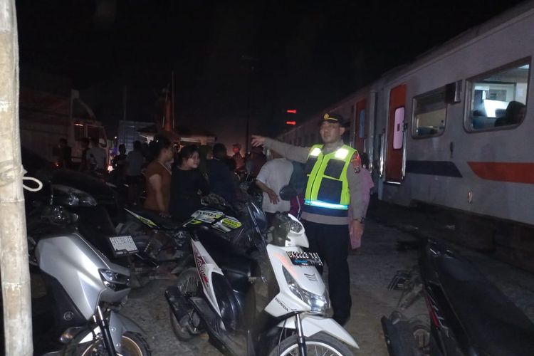 Kondisi bagian Kereta Api Putri Deli usai menabrak truk mogok di perlintasandi KM 44+300 Jalan antara Stasiun Perbaungan-Stasiun Lidah Tanah, Kabupaten Serdang Bedagai, Selasa (19/3/2024) malam   