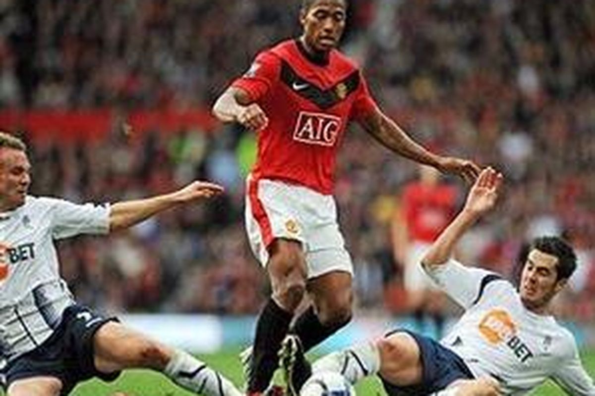 Pemain Manchester United Antonio Valencia (tengah) berusaha melepaskan diri dari kawalan pemain Bolton pada laga lanjutan Liga Inggris di Old Trafford, Sabtu (17/10). MU akhirnya menang 2-0 dan menguasai klasemen sementara.