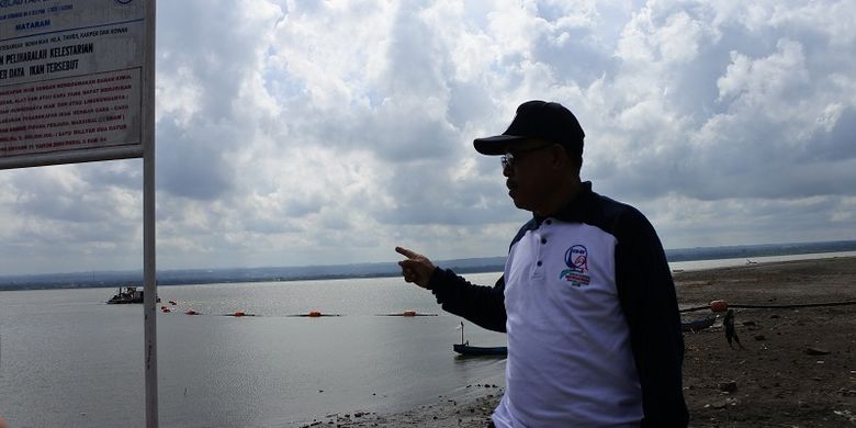 Kepala Balai Wilayah Sungai Nusa Tenggara satu (BWS NT1) Asdin Julaidy Asdin sedang menunjuk sedimen yang ada di Waduk Batujai di kota Praya, Lombok, Nusa Tenggara Barat (NTB), Minggu (27/5/2018).