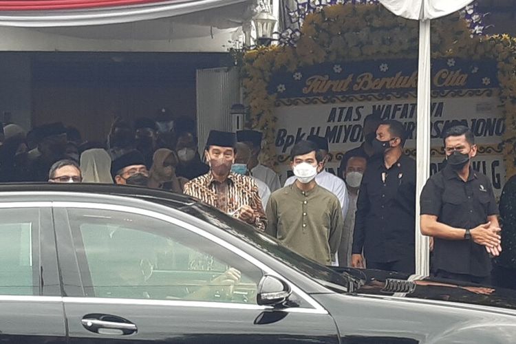 Presiden Jokowi dan Wali Kota Solo Gibran Rakabuming Raka melayat ke rumah duka Miyono di Gondang, Kelurahan Manahan, Kecamatan Banjarsari, Solo, Jawa Tengah, Senin (28/2/2022).