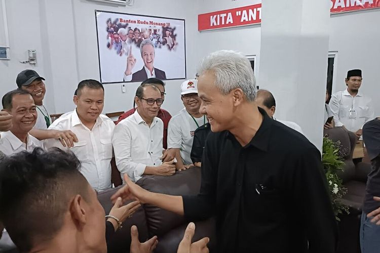 Bakal Calon Presiden (Bacapres) dari PDIP saat bertemu relawannya di Banten pada Sabtu (27/5/2023). Ganjar mengaku heran kenapa elektabilitasnya di kalangan generasi Z kalah dari yang lain.