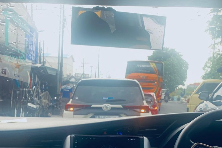 Pemandangan macet di Surabaya pada siang hari, Senin (17/2/2024) siang.