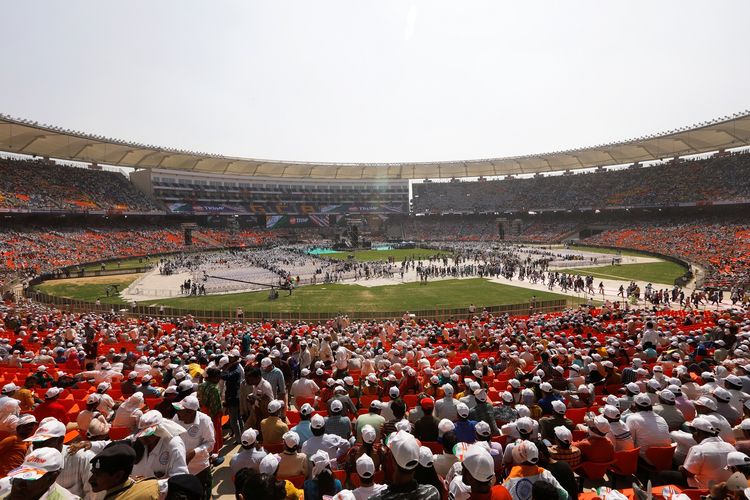 Warga India datang ke Sardar Patel Stadium, untuk menghadiri Namaste Trump yang menampilkan Donald Trump bersama Narendra Modi di Ahmedabad, India, Senin (24/2/2020). REUTERS/Adnan Abidi