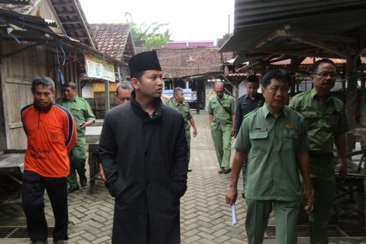Wakil Bupati Trenggalek Muchammad Nur Arifin (tengah) meninjau lokasi pasar tradisional Kecamatan Bendorejo, Trenggalek, Jawa Timur, Senin (6/2/2017).