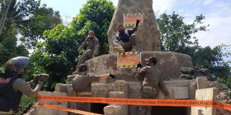 Satuan Polisi (Satpol PP) menyegel bangunan yang bakal menjadi pemakaman tokoh Sunda Wiwitan, yakni Pangeran Djatikusumah dan istrinya Ratu Emalia Wigarningsih, pada Senin (20/07) lalu.