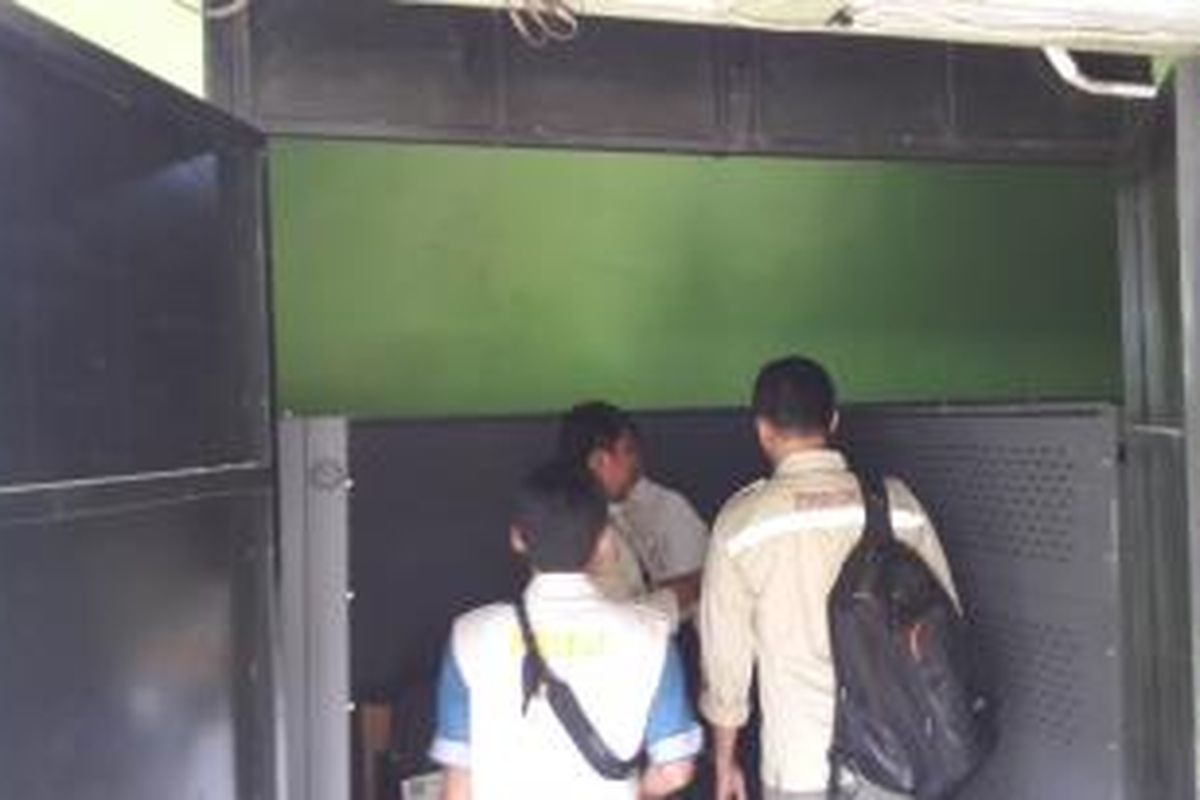 Tempat penyimpanan UPS di SMKN 21. Dulunya tempat ini Pos Satpam.