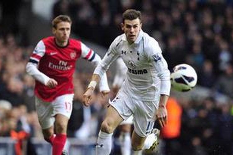 Gelandang Tottenham Hotspur, Gareth Bale (kanan) saat mengejar bola dalam laga derbi melawan Arsenal pada lanjutan Premier League di White Hart Lane, Minggu (3/3/2013). Spurs menang 2-1 dalam laga tersebut. 