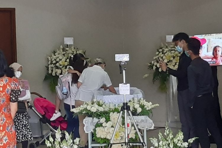 Joanna Alexandra di hadapan jenazah suaminya, Raditya Oloan, di Rumah Duka RSPAD Gatot Subroto, Jumat (7/5/2021)