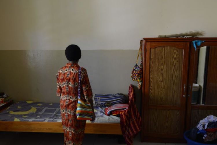 Nisa, seorang ibu asal Papua yang terjangkit virus HIV/AIDS dari suaminya pada 2008, bersiap menghadiri misa Minggu di gereja, 10 Mei 2015. Nisa tinggal di Rumah Surya Kasih yang didirikan Bruder Agustinus Adil di Desa Waena untuk pasien HIV/AIDS.