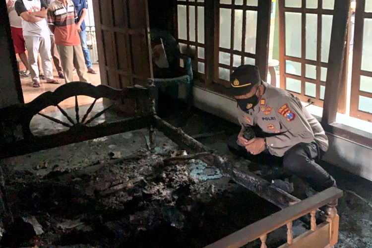 Polisi memeriksa kasur yang habis terbakar dan menewaskan Haji Kurmen di rumahnya di Desa Sumbernanas, Kecamatan Ponggok, Kabupaten Blitar, Jumat (17/9/2021)