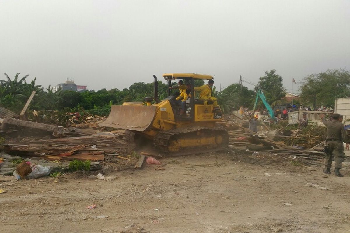 Penertiban pemukiman di Taman BMW, Kelurahan Papanggo, Kecamatan Tanjung Priuk, Jakarta Utara, Selasa (1/8/2017).