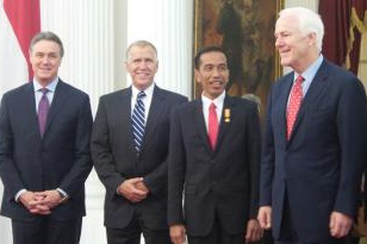 Presiden Joko Widodo saat menerima rombongan senator Amerika Serikat di Istana Merdeka, Kamis (13/8/2015).