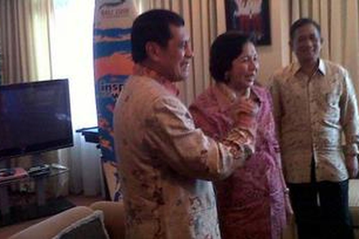 Ketua Umum PSSI Nurdin Halid (kiri) bersama Ketua KON/KOI, Rita Subowo.