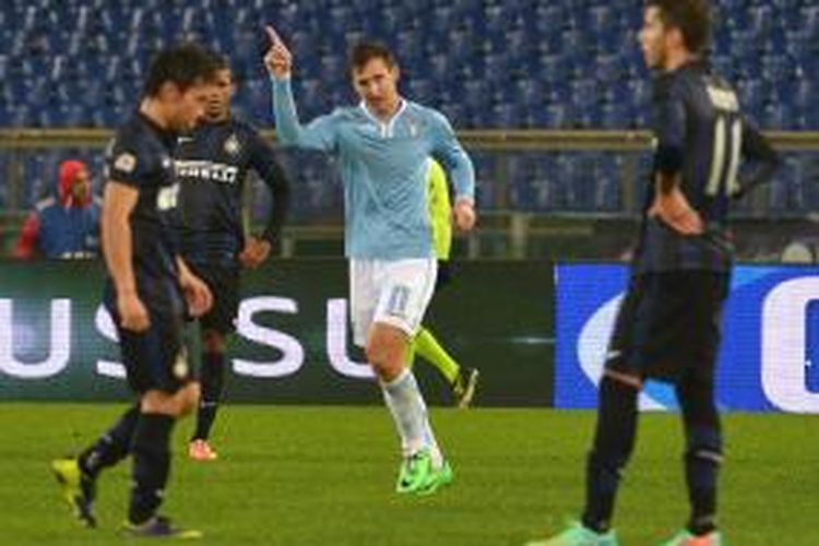 Striker Lazio, Miroslav Klose, saat merayakan golnya ke gawang Inter Milan pada lanjutan Serie-A di Stadion Olimpico, Senin (6/1/2014). Lazio menang 1-0 pada laga tersebut. 