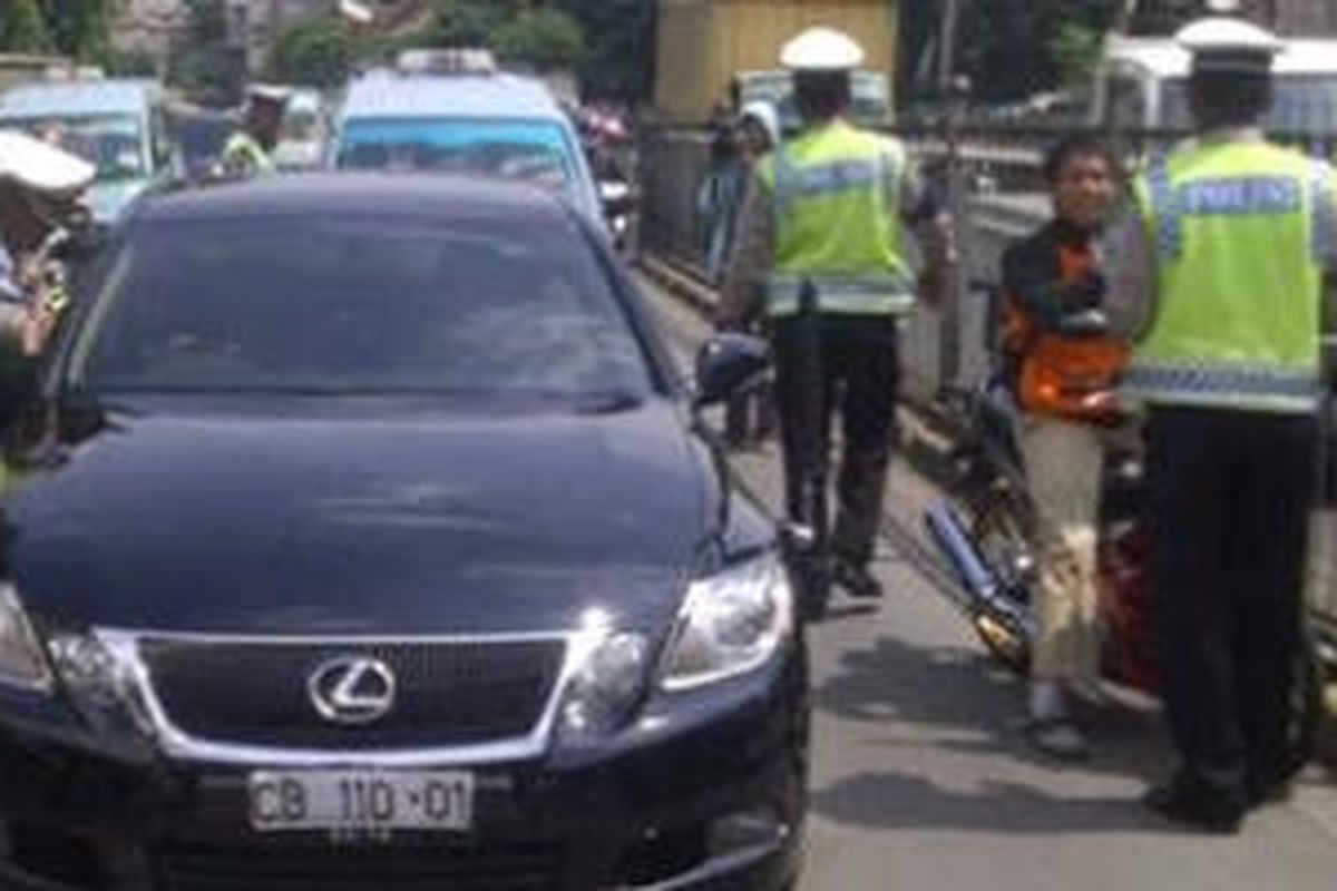 Mobil milik kedutaan besar Sudan diberhentikan petugas karena masuk di jalur Transjakarta, Jatinegara Barat, Jakarta Timur. Senin (25/11/2013)