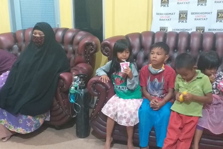 Ibu Fitriyanti bersama lima orang anaknya terpapar kabut asap sedang berobat ke posko kesehatan di Pekanbaru, Riau, Senin (16/9/2019).