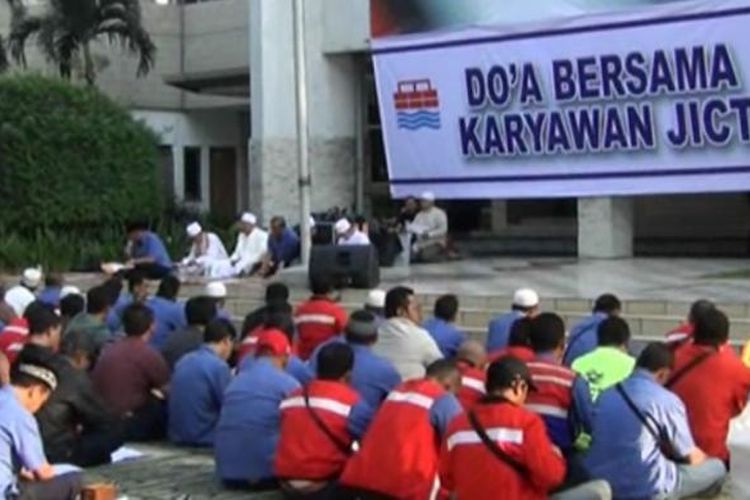 Ratusan karyawan PT Jakarta International Container Terminal (JICT) saat menggelar doa bersama di halaman utama kantor JICT, Tanjung Priok Jakarta Utara, Selasa (4/8/2015).