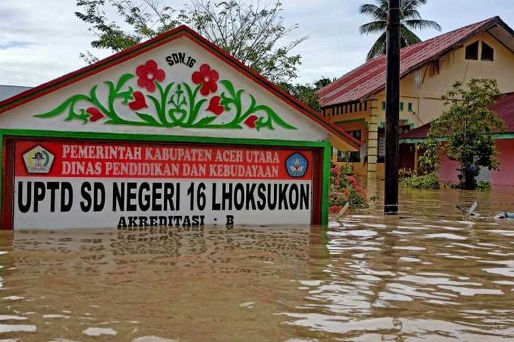 Bangunan SD Negeri 16, Kecamatan Lhoksukon, Aceh Utara, terendam banjir, Senin (3/1/2022)