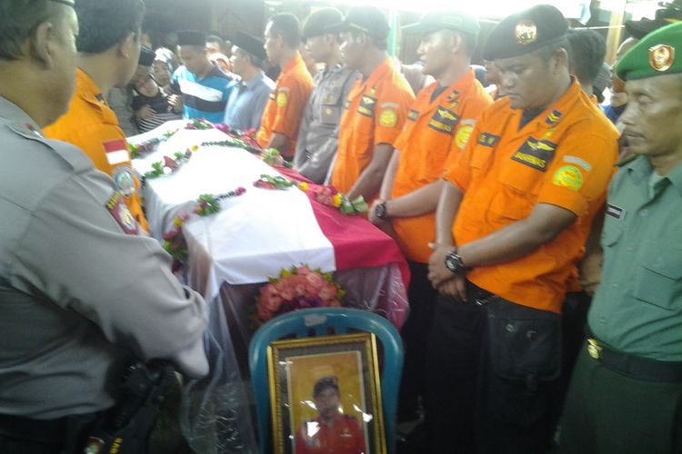 Jenazah Maulana Affandi, saat mau dibawa ke makam. 