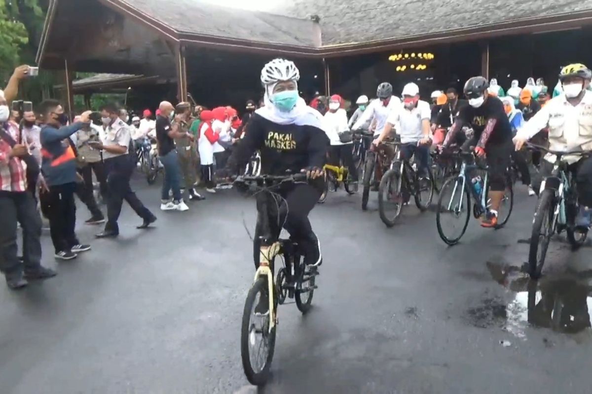 Gubernur Jawa Timur Khofifah Indar Parawansa, berangkat dari Pendopo Kabupaten Tulungagung bersepeda kampanye penggunaan masker, dan penerapan protokol kesehatan (13/09/2020)