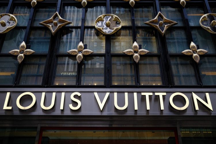 Intip Harga Sepatu Mewah Bupati Gatut yang Disita KPK, Ada Rp 28 Juta