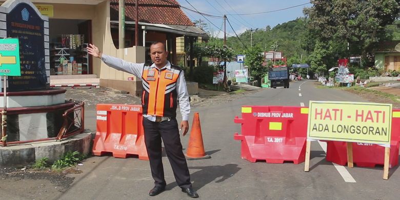 Longsor Jalan Kuningancikijing Dibersihkan 24 Kendaraan