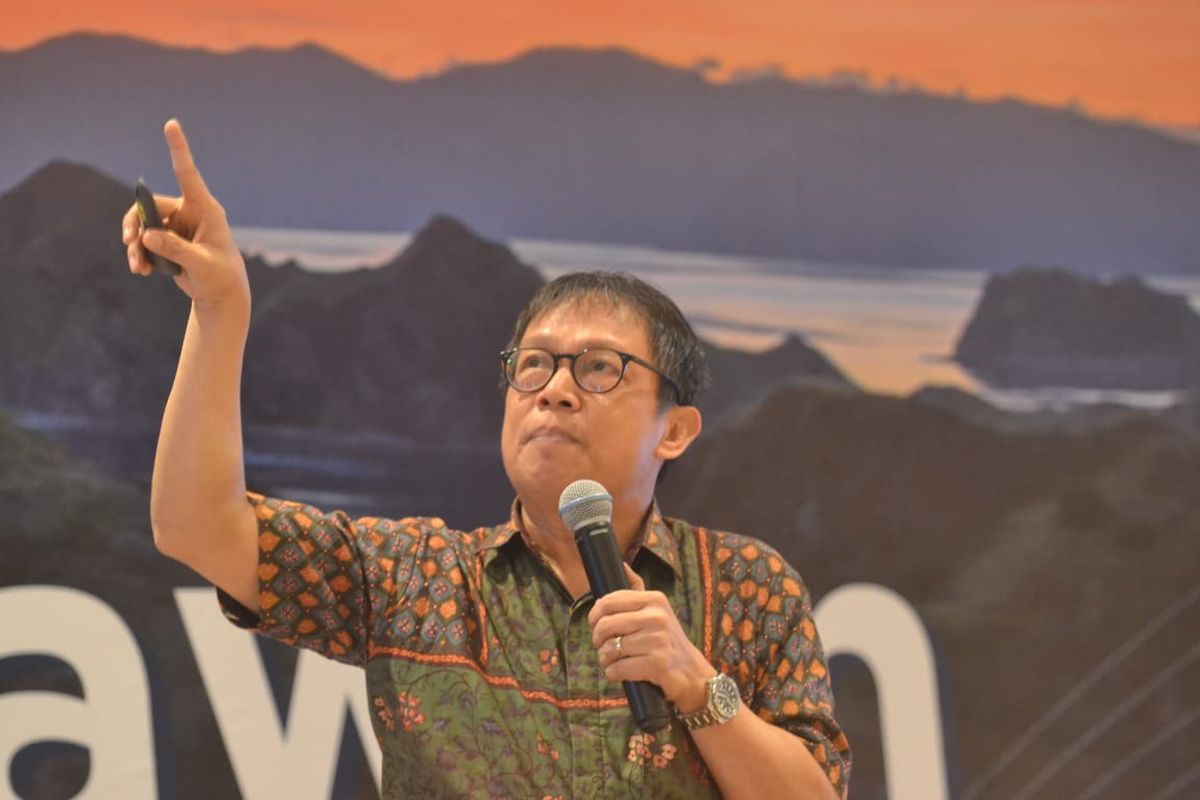 Kepala Ekonom BNI, Ryan Kiryanto memaparkan kondisi dan prediksi perekonomian secara global maupun domestik, di Labuan Bajo, NTT, Senin (9/12/2019).