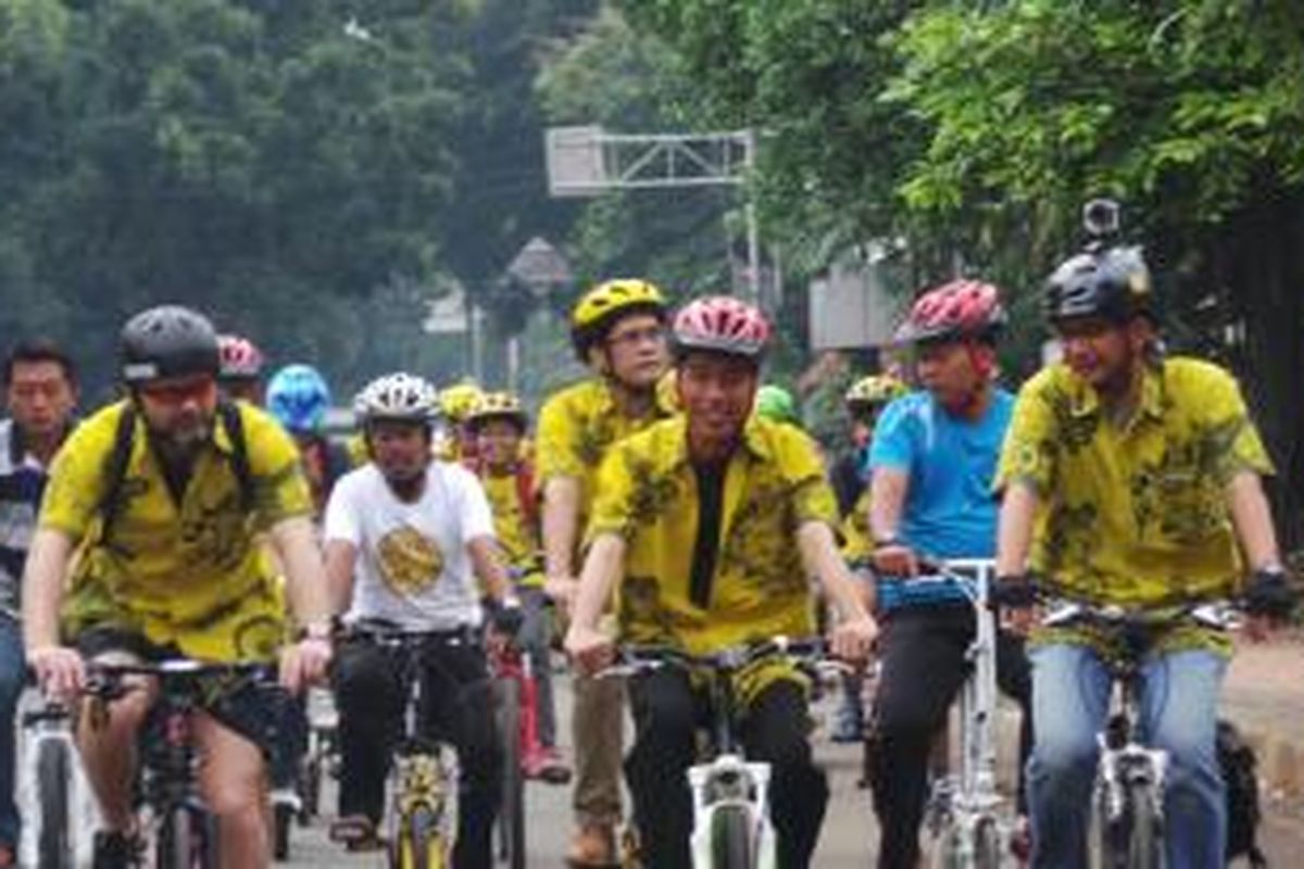Gubernur DKI Jakarta Joko Widodo bike to work ke Balaikota.