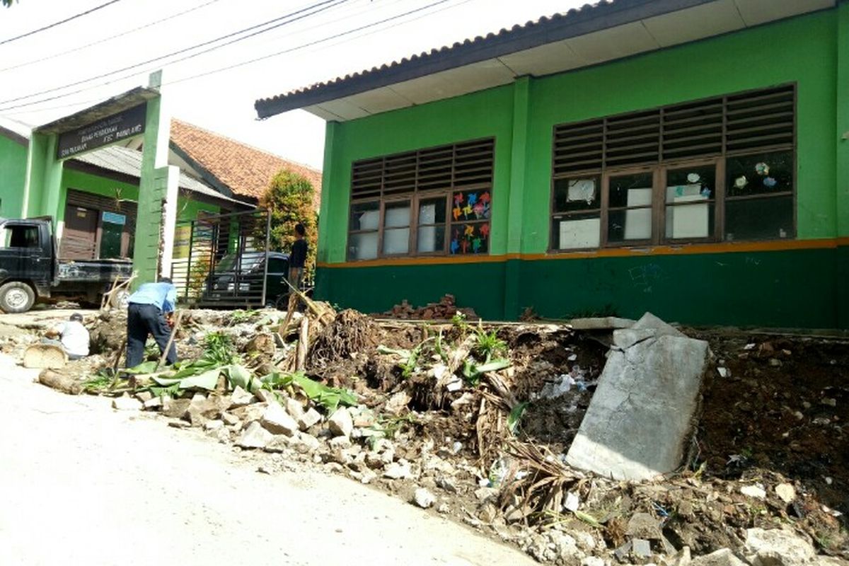 Pagar Sekolah Dasar (SD) Parakan yang berlokasi di kawasan Parakan, Benda Barat, Pamulang Tangerang Selatan, Jumat (21/2/2020) pagi ambruk.