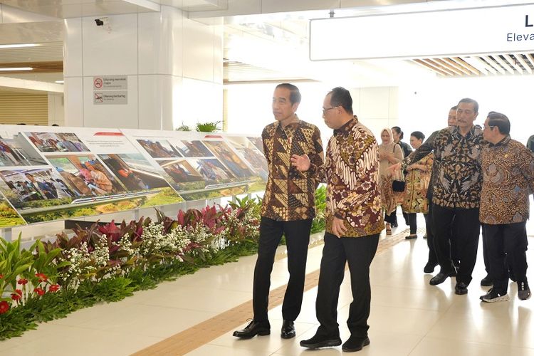 Presiden Republik Indonesia (RI) Joko Widodo (Jokowi) pada kegiatan peresmian Kereta Cepat Jakarta-Bandung (KCJB) Whoosh di Stasiun Halim. 