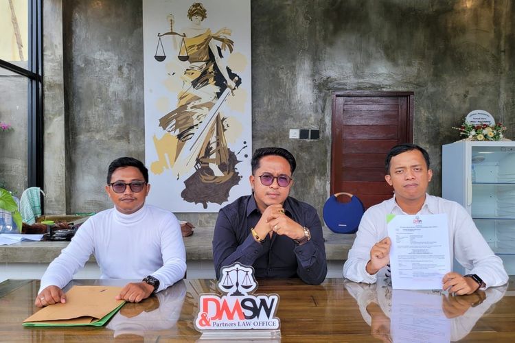 Seorang calon legislatif Kabupaten Ketapang, Kalimantan Barat (Kalbar) dari Partai Nasional Demokrat (Nasdem), Muhammad Ali melaporkan Badan Pengawas Pemilu (Bawaslu) dan Komisi Pemilihan Umum (KPU) ke Dewan Kehormatan Penyelenggara Pemilu (DKPP), Minggu (3/3/2024)