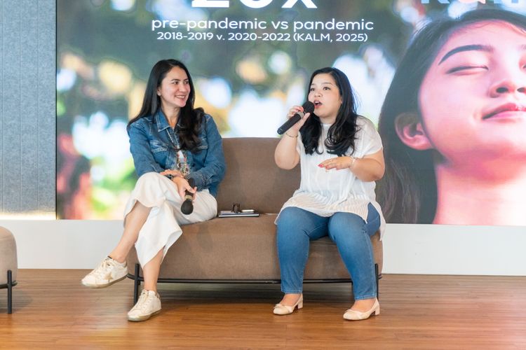 Chief of Corporate Affairs, Engagement and Sustainability L'Oreal Indonesia, Melanie Masriel (kiri) dan psikolog klinis sekaligus co-founder KALM, Karina Negara, M.Psi. (kanan), dalam talkshow bertajuk ?Beauty That Moves? yang diselenggarakan oleh L'Oreal Indonesia di Jakarta, Senin (13/10/2025).